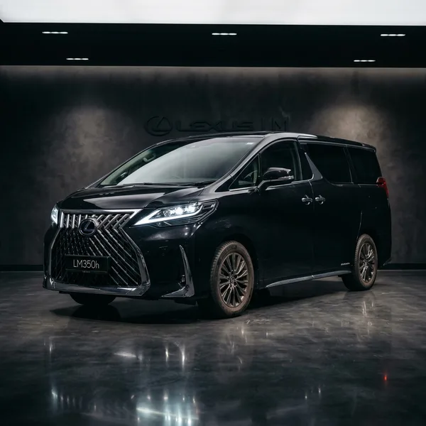 Lexus LM 500h